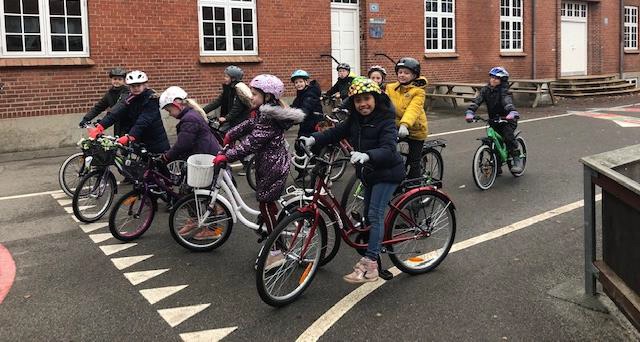 Cykeltræning på vores cykelbane i den lille skolegård